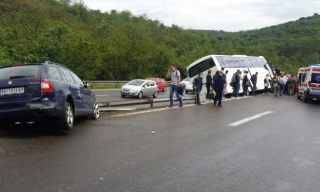 Felborult egy busz, kerítést szaggatott a vihar Belgrádban