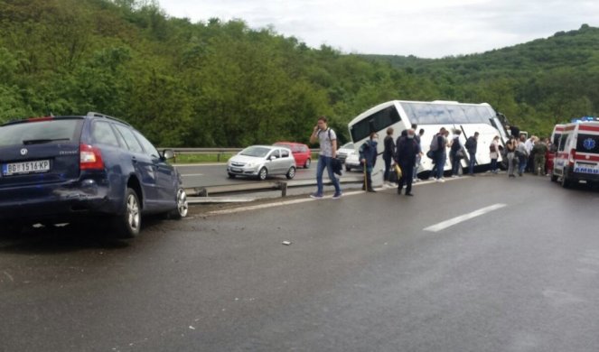 Felborult egy busz, kerítést szaggatott a vihar Belgrádban