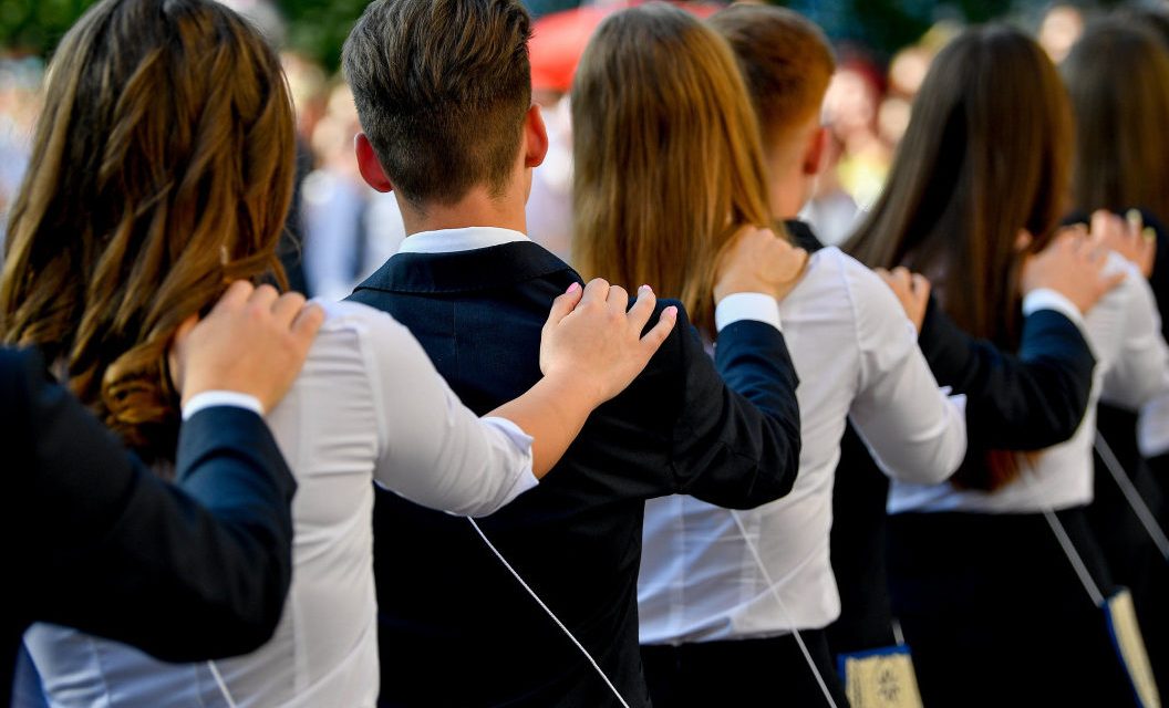 <span class="entry-title-primary">Sokan hitelből ballagnak, tartanak születésnapot</span> <span class="entry-subtitle">A lakosok az utolsó vasukkal is követik a divatot</span>