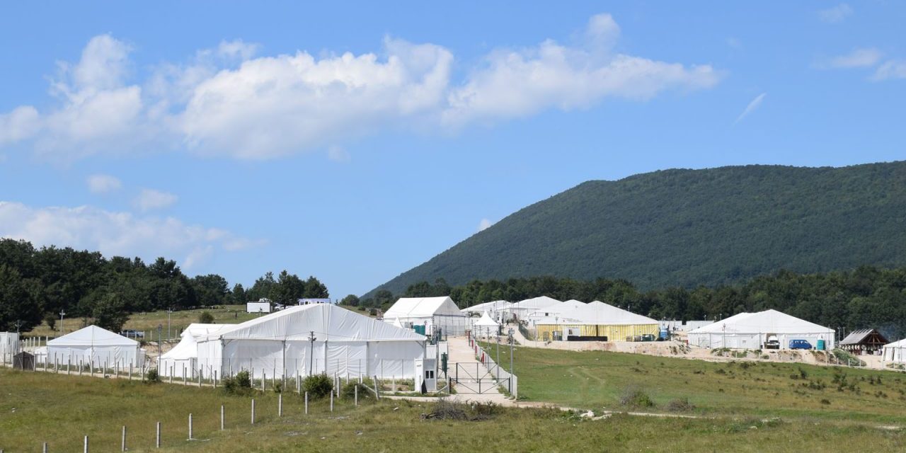 Kilakoltattak kétszáz migránst egy lakóépületből Bihaćon