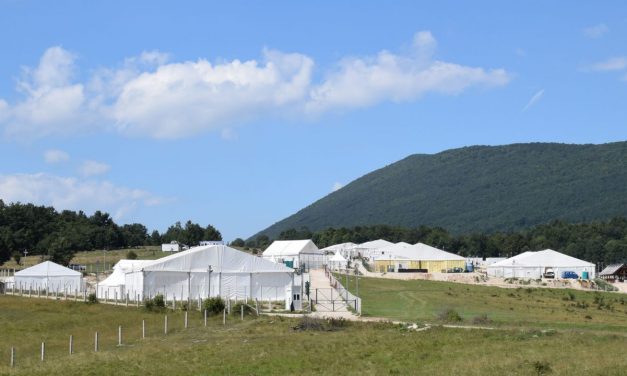 Kilakoltattak kétszáz migránst egy lakóépületből Bihaćon