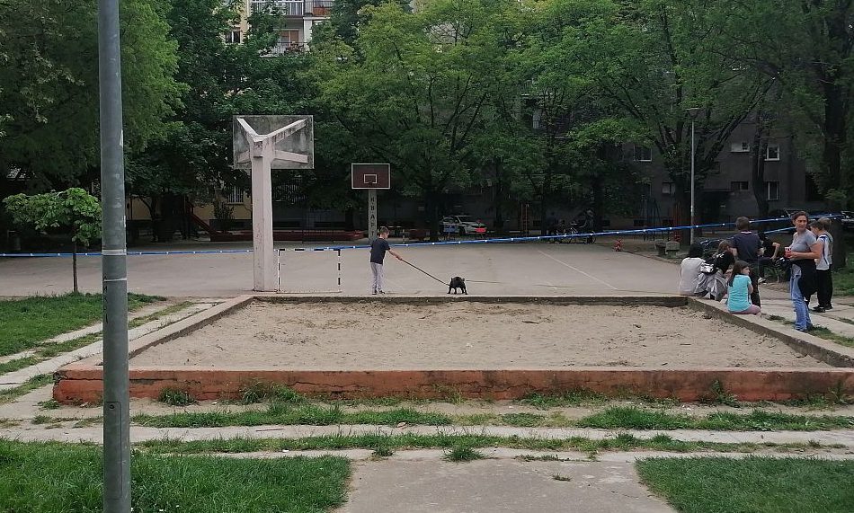 Homokozóba rejtett kézigránátokat találtak a gyerekek Újvidéken