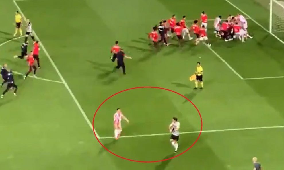 Letolt gatyával az ellenfél kapusa előtt (videó)