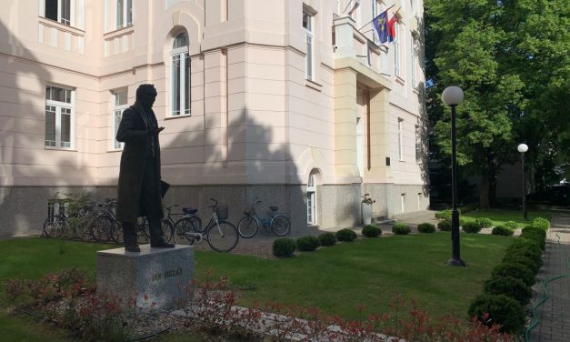 <span class="entry-title-primary">„Rájöttünk, hogy a lehetetlen is lehetséges”</span> <span class="entry-subtitle">Tanároknak és diákoknak egyaránt megterhelő a kombinált oktatás a bácspetrőci Jan Kollar Gimnáziumban</span>