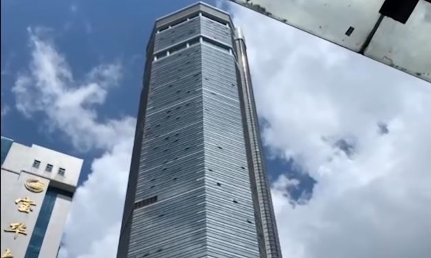 Rejtélyesen dülöngélni kezdett Kína egyik legmagasabb felhőkarcolója (Videó)