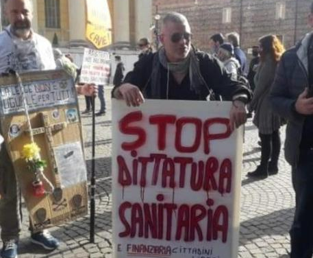 Letartóztatták az oltópont ellen támadó férfiakat