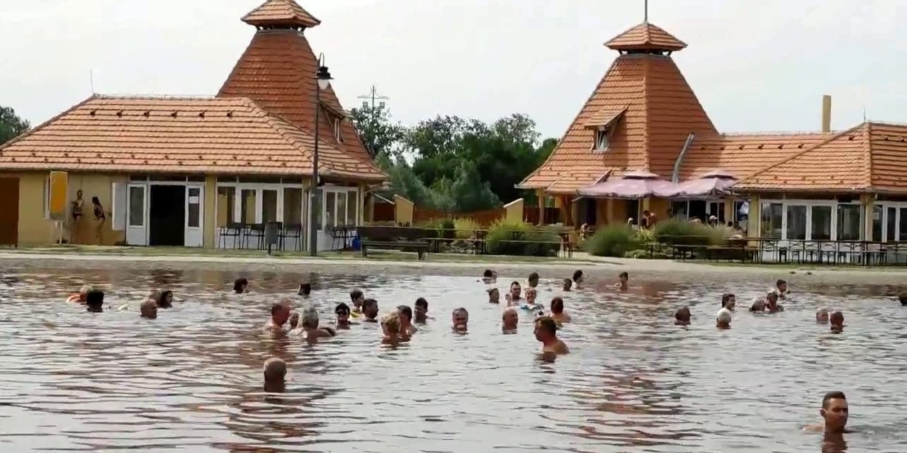 Sorban állnak az emberek a pacséri fürdő előtt