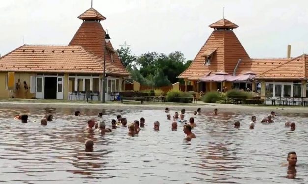 Sorban állnak az emberek a pacséri fürdő előtt