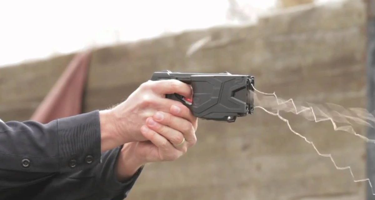 Elektromos sokkolóval szerelik fel a rendőröket Magyarországon