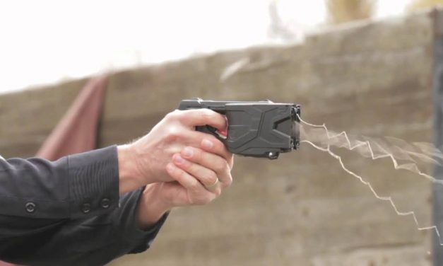 Elektromos sokkolóval szerelik fel a rendőröket Magyarországon