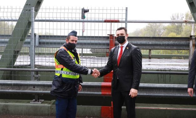 Az ukrán képviselő helyretette a vámparancsnokot – VIDEÓVAL