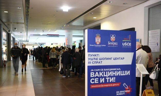 Hosszú sorokban várnak a vakcinára az emberek egy belgrádi plázában (fotók)