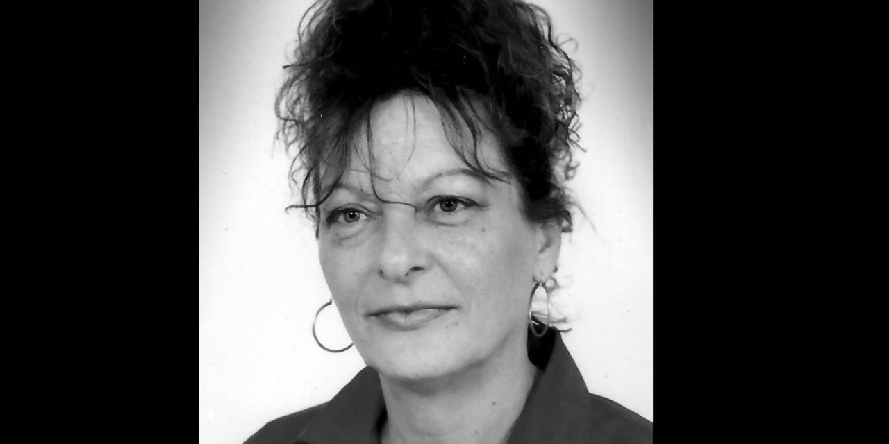 <span class="entry-title-primary">Mit ér az ember, ha nem az uralkodó párt tagja?</span> <span class="entry-subtitle">Méltó elismerés nélkül hunyt el a kilencvenes évek háborúellenes megmozdulásainak egyik legjelentősebb vajdasági képviselője</span>