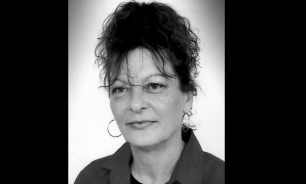 <span class="entry-title-primary">Mit ér az ember, ha nem az uralkodó párt tagja?</span> <span class="entry-subtitle">Méltó elismerés nélkül hunyt el a kilencvenes évek háborúellenes megmozdulásainak egyik legjelentősebb vajdasági képviselője</span>