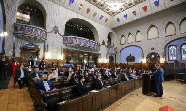 Helyet cseréltek az igazgatók