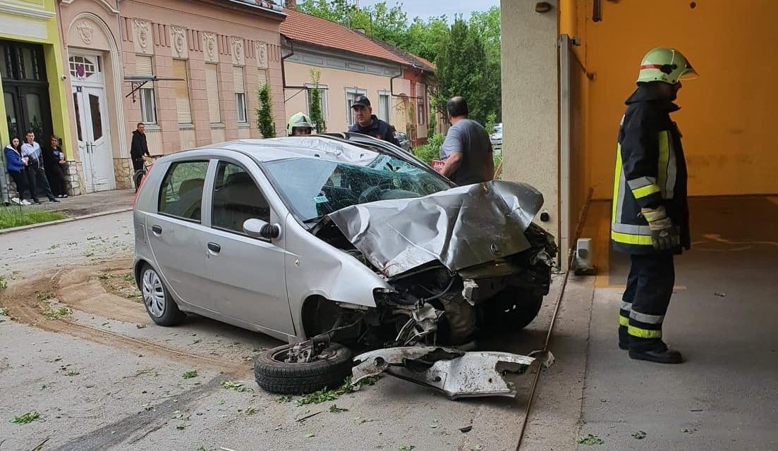 Fákat és karót is kidöntött a Fiat Punto sofőrje