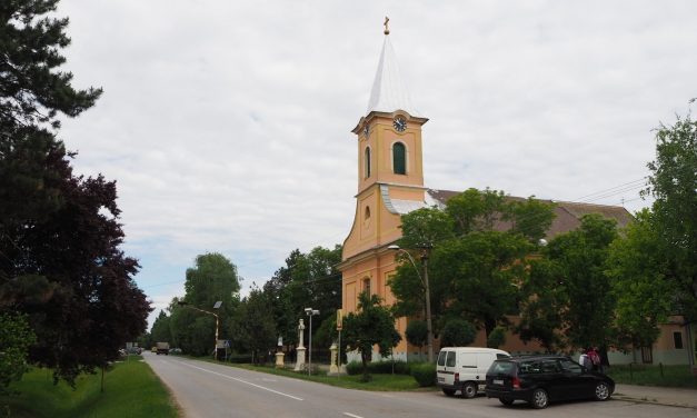 A kishegyesiek elsétáltak Szikicsig, hogy közösen emlékezzenek az áldozatokra
