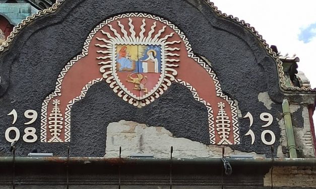 Több kilogrammos homlokzatdarabok hullanak a szabadkai Városházáról