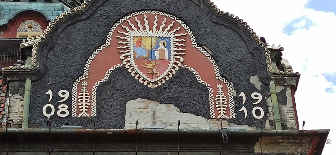 Több kilogrammos homlokzatdarabok hullanak a szabadkai Városházáról