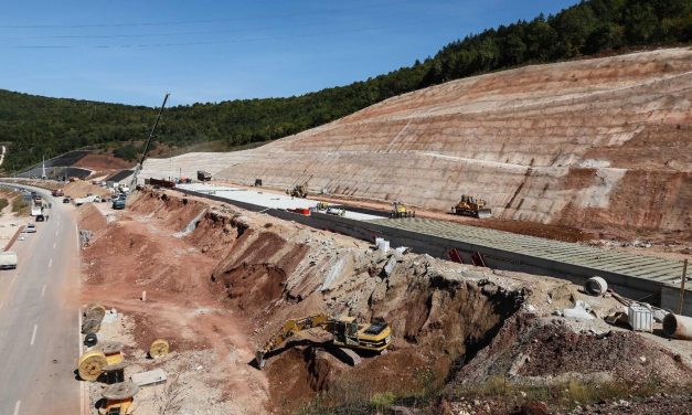 Csapva adják, tetézve kapják