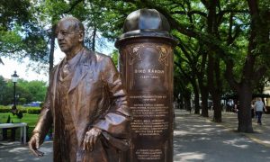 Bíró Károly szobra Szabadkán