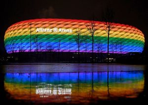 Amit egyesek nagyon akarnak, mások meg nagyon nem: a müncheni Allianz Aréna szivárványszínekben (Fotó: Andreas Gebert/Reuters)