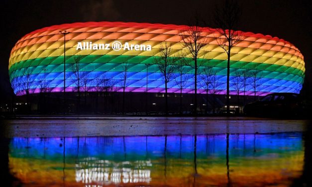 <span class="entry-title-primary">Szivárványos aréna és a „mérgezett” törvény</span> <span class="entry-subtitle">Meccsek között meccselnek az aláírásgyűjtők</span>