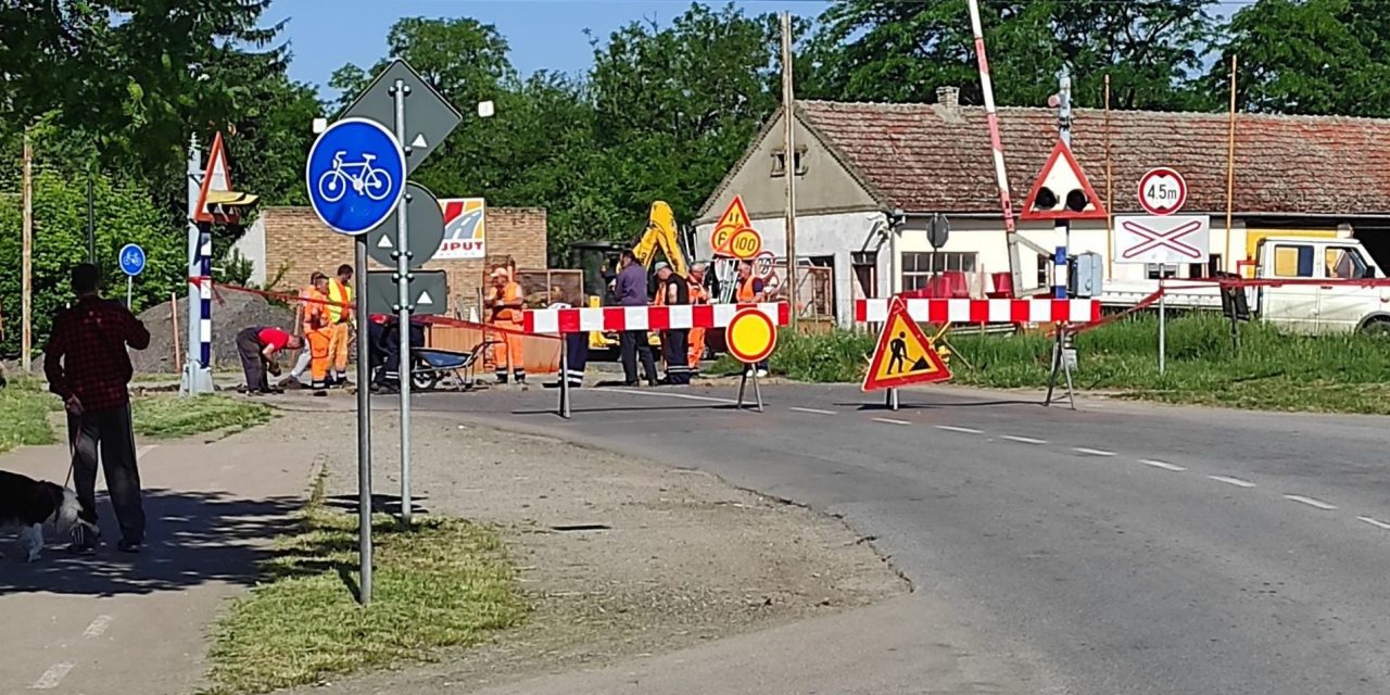 Topolyán ideiglenesen lezárták a Zenta felé vezető vasúti átjárót