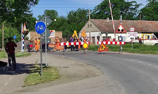 Topolyán ideiglenesen lezárták a Zenta felé vezető vasúti átjárót