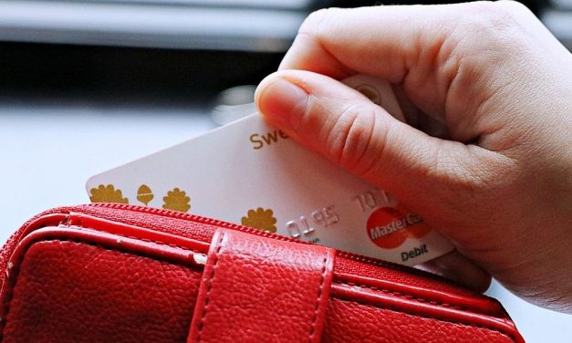 Ennyibe kerül, ha kártyával fizetjük a számlákat készpénz helyett