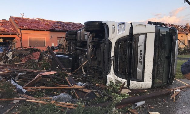 Három halott és több száz sérült a cseh tornádóban