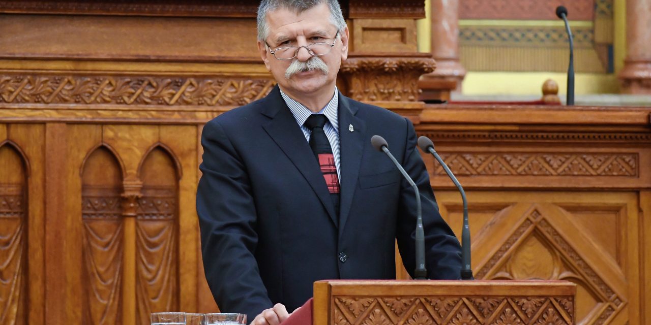 Kövér László visszautasította, hogy a parlamentben csenddel kellett tisztelegniük Karsai Dániel emléke előtt