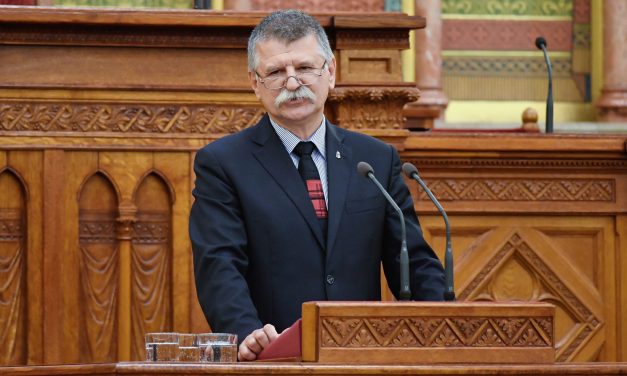 Kövér László visszautasította, hogy a parlamentben csenddel kellett tisztelegniük Karsai Dániel emléke előtt