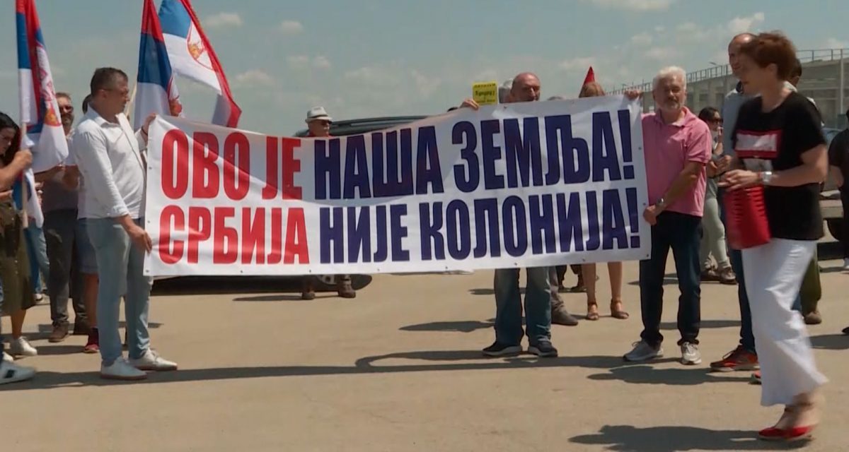 Tüntetők gyűltek össze a kínai gumiabroncsgyár előtt