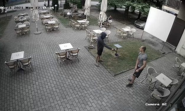 Fényes nappal lövöldözött a kávézóban (videó)