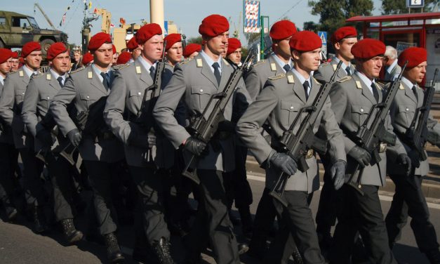 Hitlert éltették a Litvániában hadgyakorlatozó német katonák