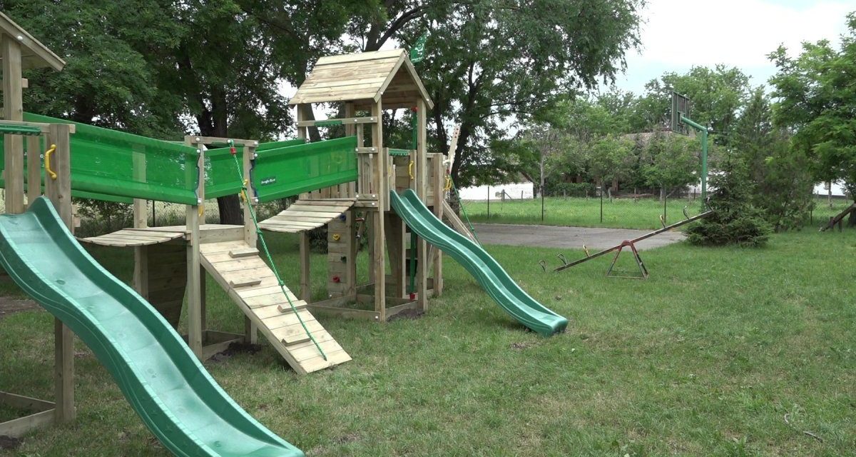 LSV: Kampánydíszletnek használja a VMSZ a pecesori gyerekeket