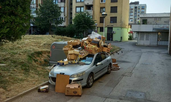 Elállta a kukához vezető utat, ezért bosszúból betemették szeméttel az autóját