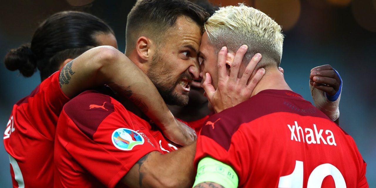 Olasz csoportgyőzelem, Wales Svájc előtt