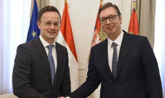 Vučić kitüntette Szijjártó Pétert