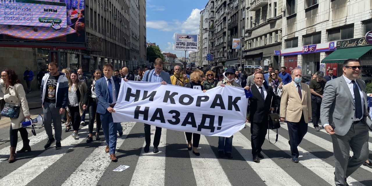 Tüntetnek az ügyvédek, a polgári peres eljárásról szóló törvényjavaslat visszavonását követelik