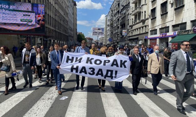 Tüntetnek az ügyvédek, a polgári peres eljárásról szóló törvényjavaslat visszavonását követelik