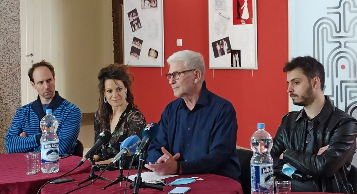 <span class="entry-title-primary">Bemutatják a Demokráciát</span> <span class="entry-subtitle">Az előadás az Újvidéki Színház és a Belgrádi Drámai Színház koprodukciója</span>