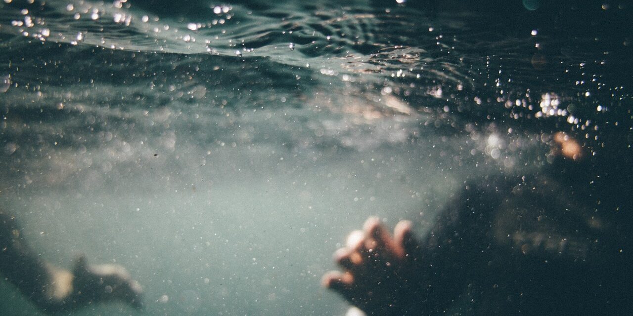 Gyermekek kerültek kórházba, mert Domestost öntöttek a medencébe