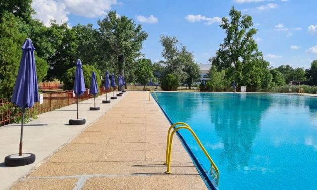 Ingyenes belépő a zentai diákoknak a medencére