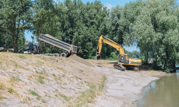 Munkálatok a zentai strandon