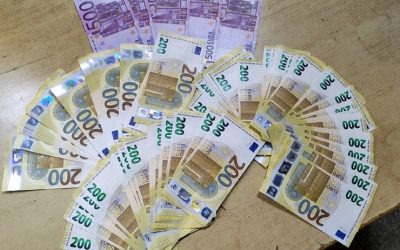 Húsz ügyfél devizáját tette zsebre