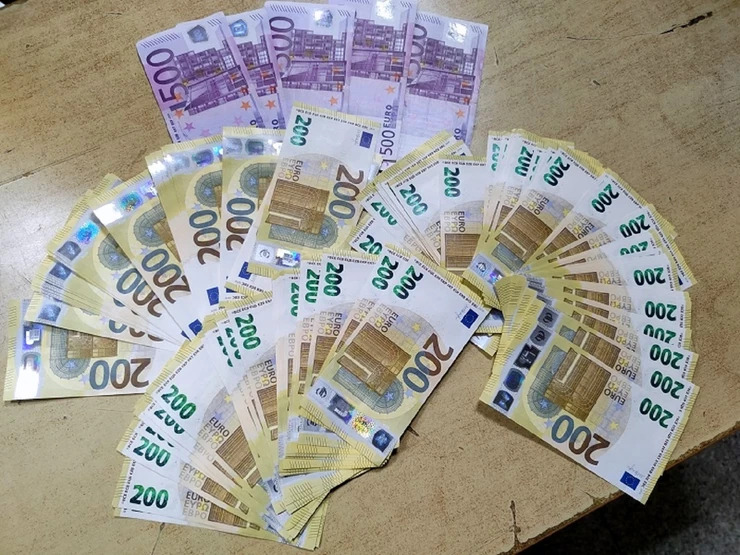 Húsz ügyfél devizáját tette zsebre