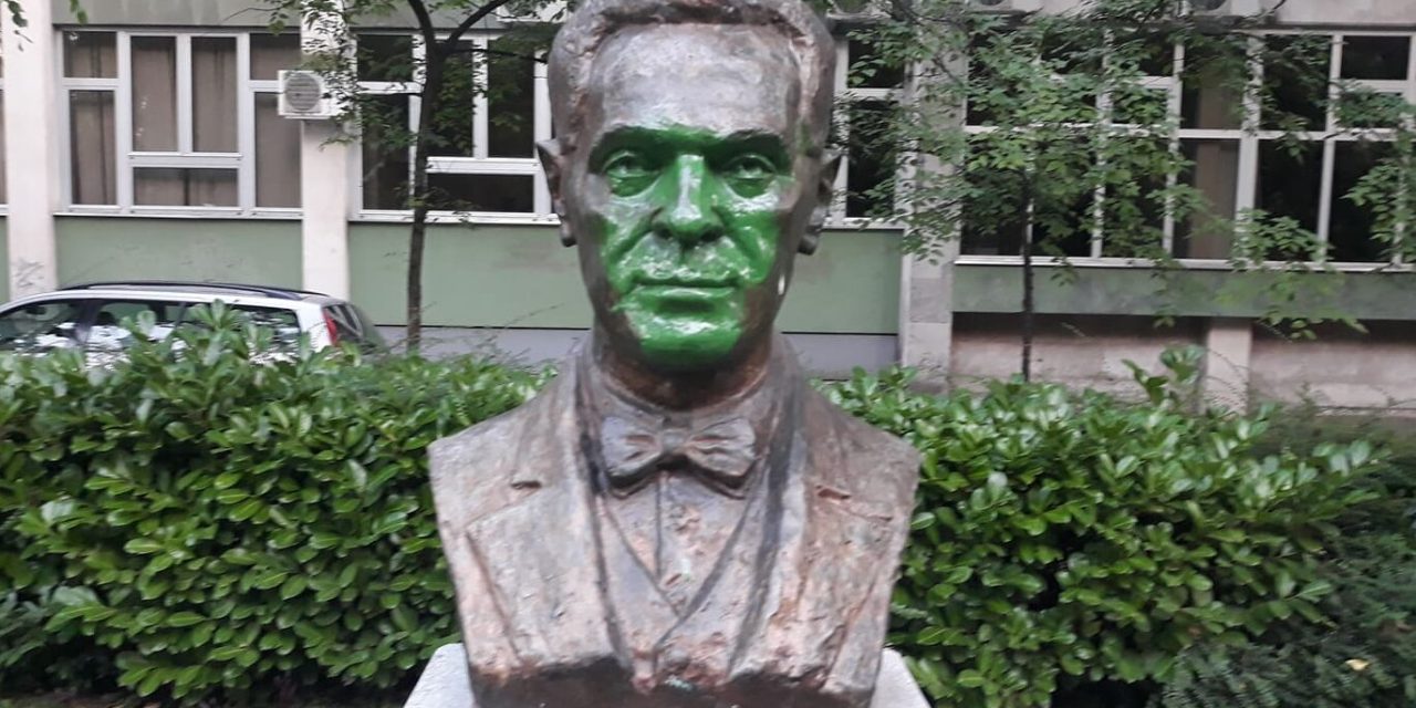 A Titanic utasait mentette, megint megrongálták a szobrát