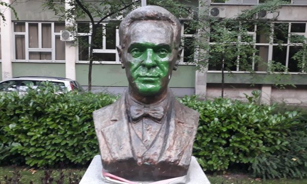 A Titanic utasait mentette, megint megrongálták a szobrát